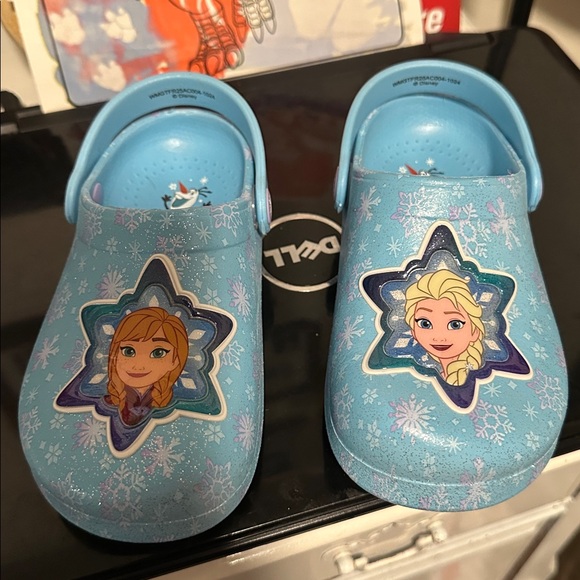 Disney Frozen Elsa Crocs - Picture 1 of 1